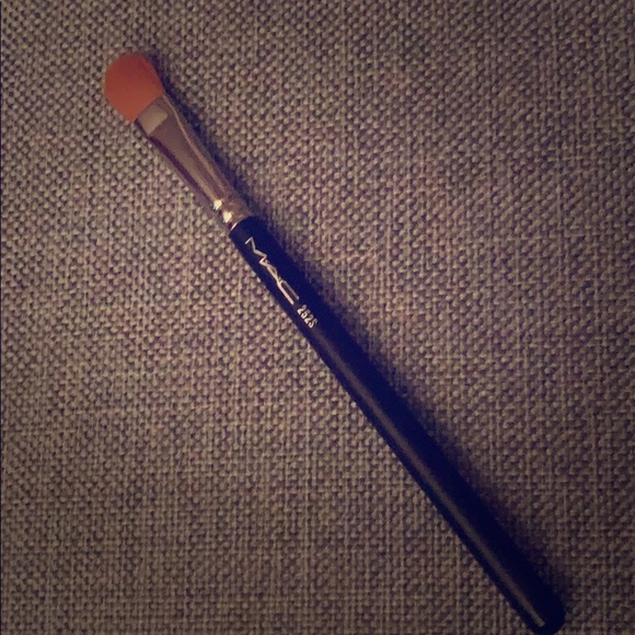 MAC Cosmetics 252 brush large shader - Picture 1 of 1